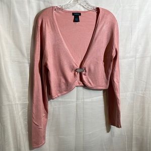 Crop sweater. Brooch clasp